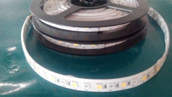 Tensione delle lampade fluorescenti di DC24V RGB LED bassa con la rottura nella progettazione dell'incavo della lampadina